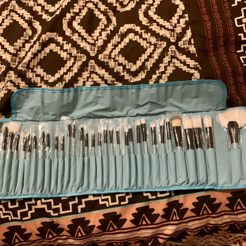 32 Piece Makeup Brush Set with Pouch